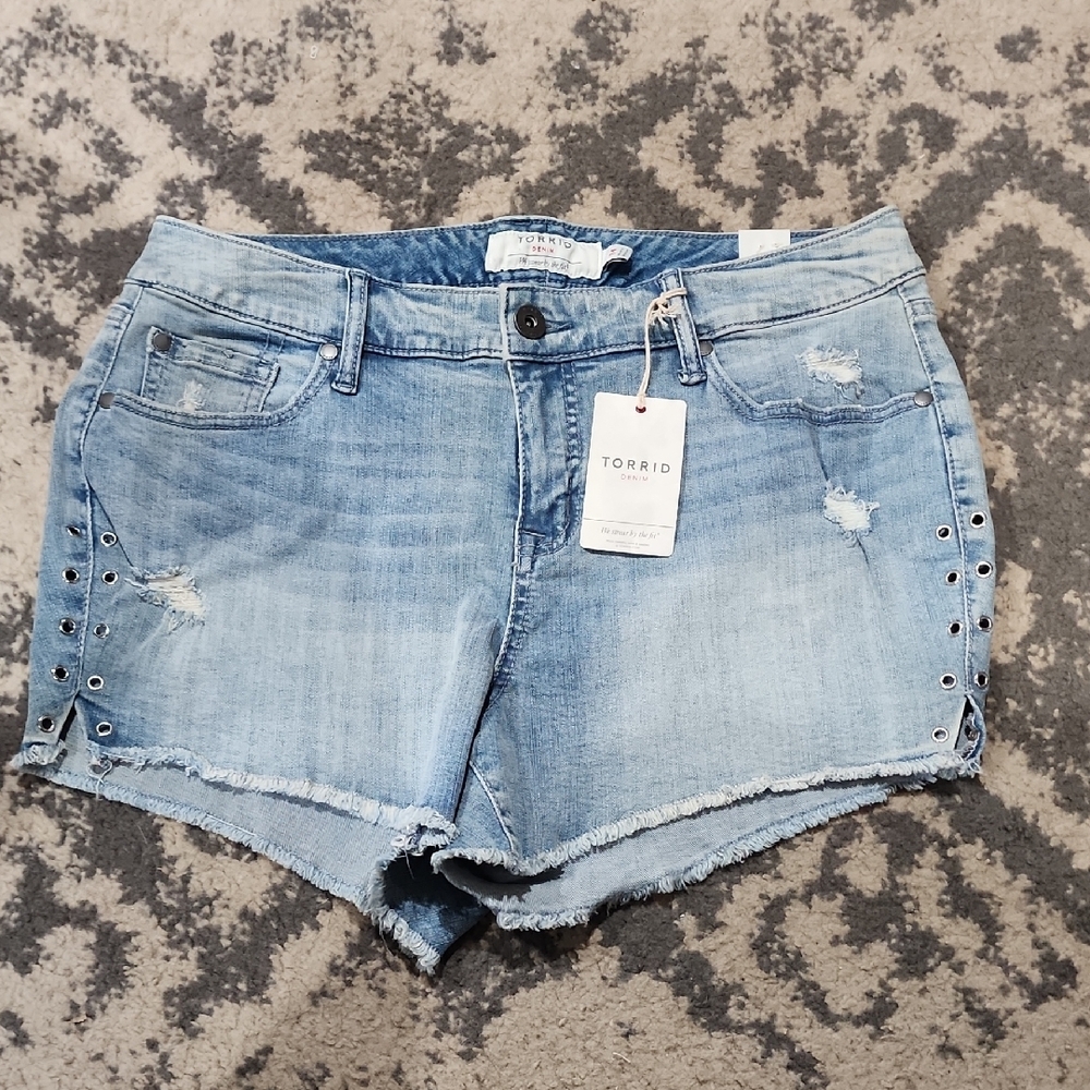 Torrid distressed Denim Jean shorts raw hem metal Gramets size 14 NWT